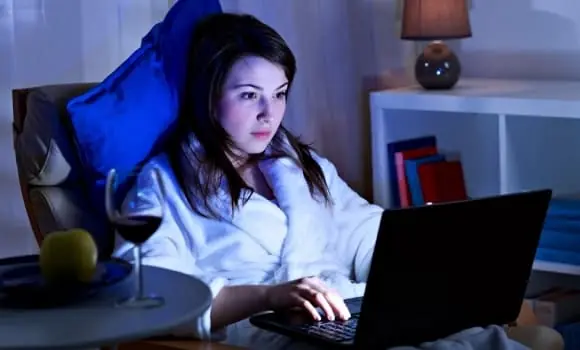 4 พฤติกรรมที่ดูเหมือนไม่อันตราย... แต่ค่อย ๆ ทำลายสุขภาพภายในของผู้หญิงโดยไม่รู้ตัว