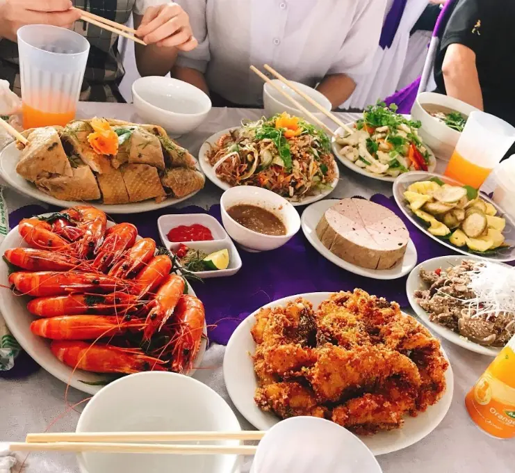 ถือซอง 500 บาทไปงานแต่งเพื่อน... แต่พอเห็นโต๊ะอาหารเท่านั้นแหละ เธอรีบเปลี่ยนซองทันที!?