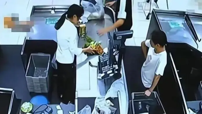 ด.ช.เปิดน้ำดื่มก่อนจ่ายเงิน แคชเชียร์บังคับปรับ 10 เท่า แม่ถามกลับเชือดนิ่มๆ แพ้อับอาย