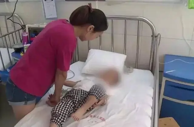 เด็กหญิงวัย 3 ขวบกัดเทอร์โมมิเตอร์จนแตกและกลืนปรอทเข้าไป แม่รับมืออย่างชาญฉลาดและช่วยชี