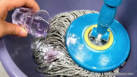 ไม้ถูพื้นเหลือง มีกลิ่นอับ แค่ใช้น้ำพิเศษนี้ โรยเล็กน้อยก็สะอาดหมดจด ขาวใสในพริบตา