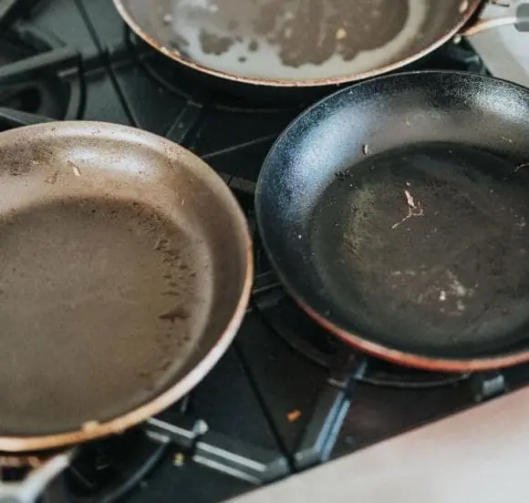 เติมสิ่งนี้ลงไป กระทะเคลือบกันติดจะใช้งานได้นานขึ้นอีกหลายปี — น่าเสียดายที่หลายคนยังไม