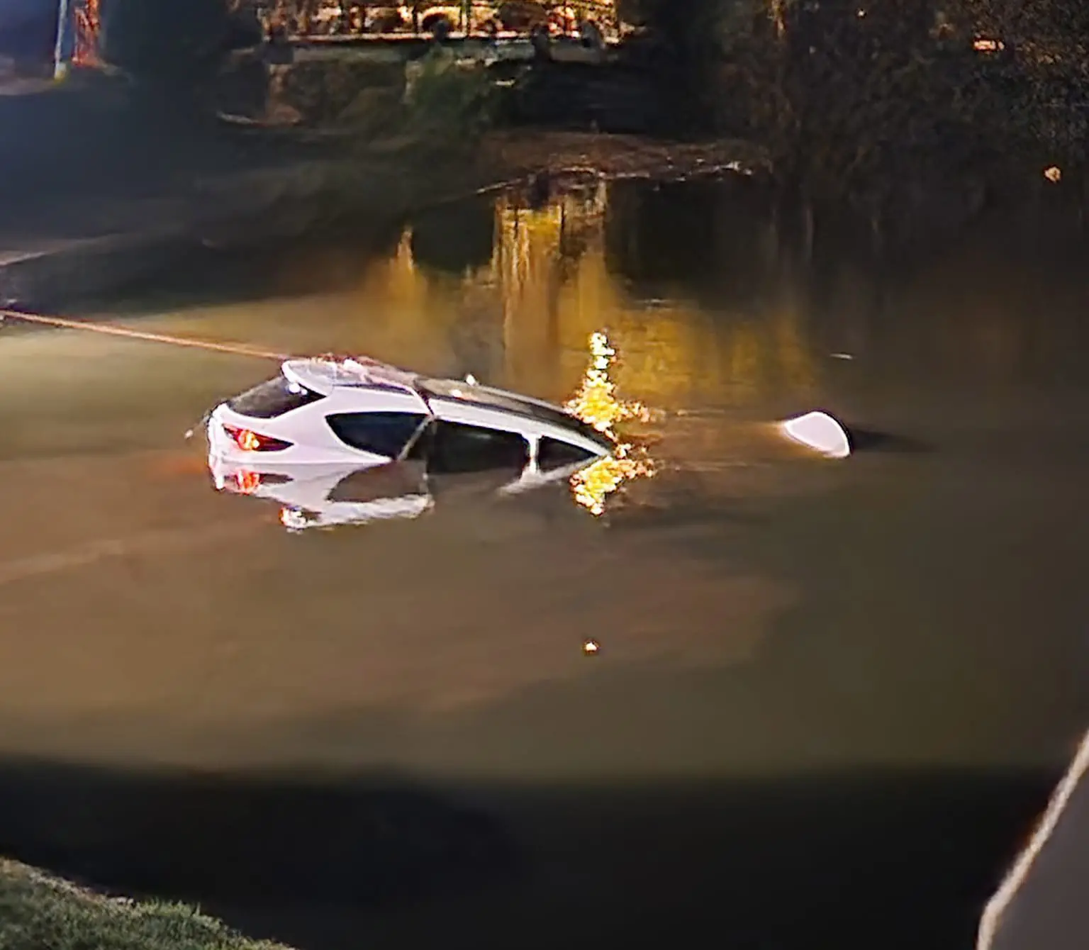 รถเสียการควบคุม พุ่งตกบ่อน้ำ! โชคดี ‘สาวคนขับ’ รอดหวุดหวิด… พอไปรับ ‘ผู้มีพระคุณ’ ถึงบ้าน ก