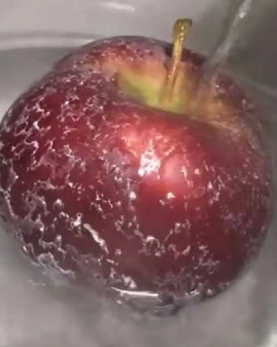 เทน้ำร้อนลงบนแอปเปิ้ล แล้วคุณจะเห็นสารเคมีปรากฏขึ้นทันที — ทั้งหมดนั้นคือสีสังเคราะห์