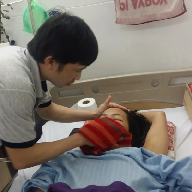 “ผมดูแลภรรยาอย่างดีตอนเธอนอนโรงพยาบาล — แต่พอออกจากโรงพยาบาล ผมกลับตัดสินใจหย่าทันที” เ