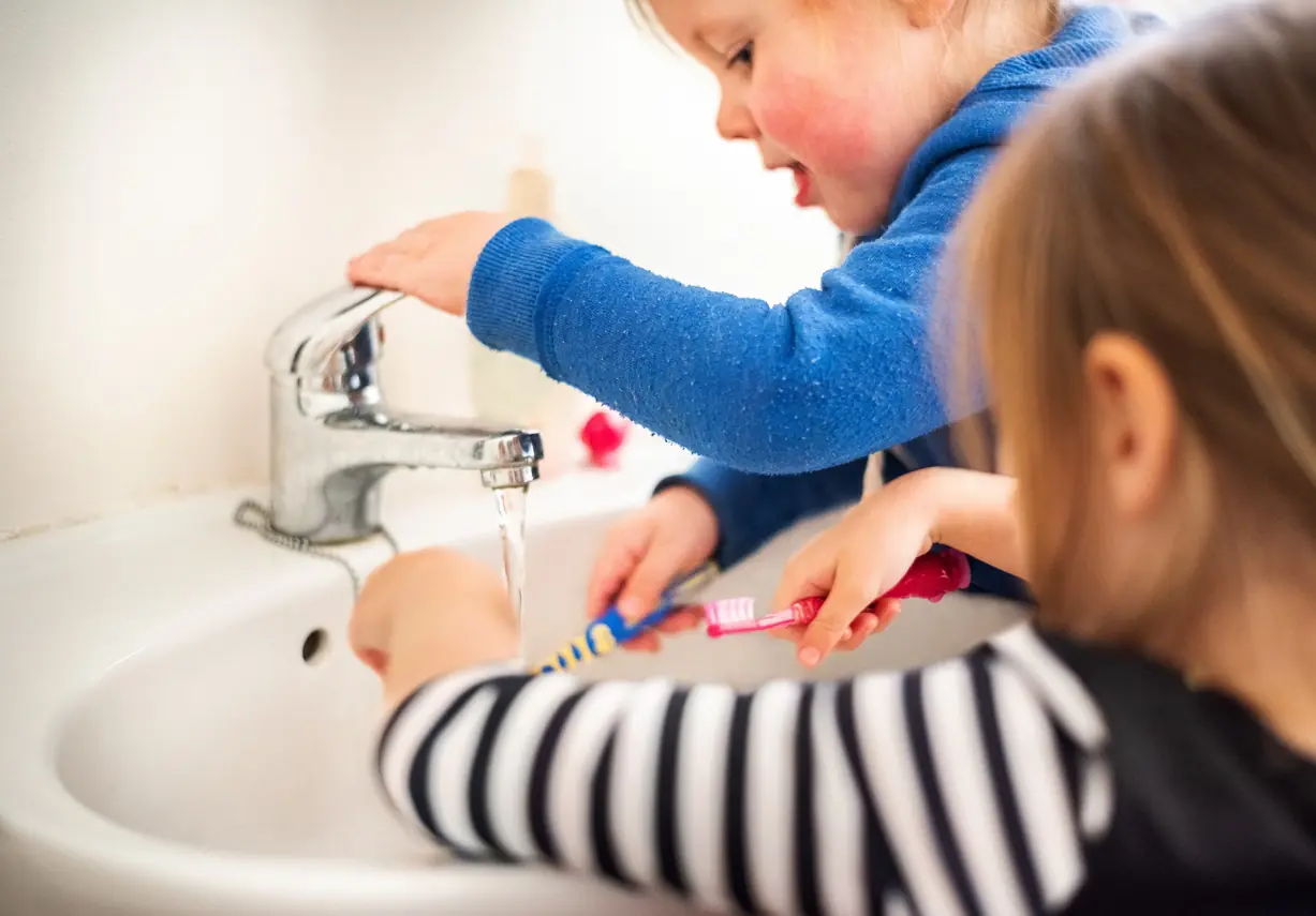 เข้าใจใหม่! หมอเตื.อนเอง 1 คน ต้องใช้แปรงสีฟัน 2 ด้าม และอย่าวางไว้ใน "ห้องน้ำ"