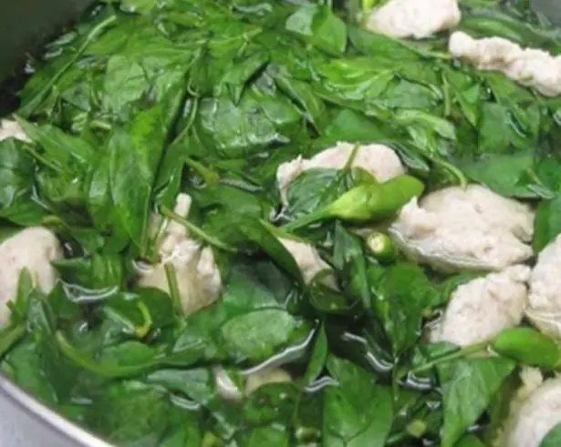 ใบไม้ชนิดหนึ่งที่อุดมไปด้วยแคลเซียม บำรุงตับและสายตา ขึ้นอยู่เต็มสวน แต่หลายคนไม่รู้คุณ