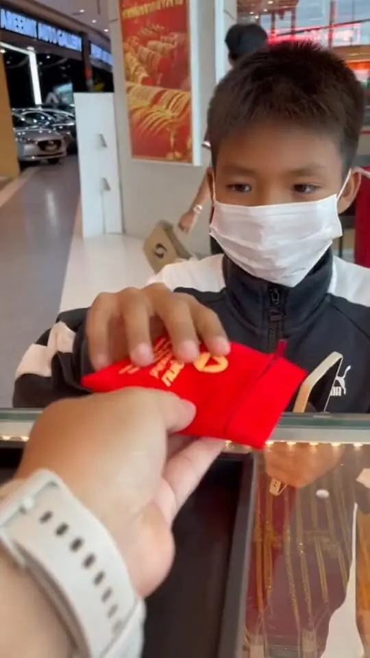 ลูกชาย 9 ขวบ ซื้อแหวนตลาดนัดมาให้ แม่ช็อกส่องเจอ "เลข 3 ตัว" รีบโทรหา ผอ.โรงเรียน