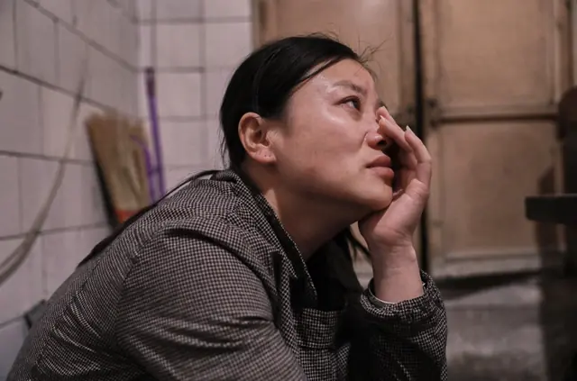 หลังจากทำเรื่องหย่าขาดกับสามีเรียบร้อย และคิดว่าทุกอย่างจบแล้ว ผู้หญิงคนนั้นกลับถูกพ่อ