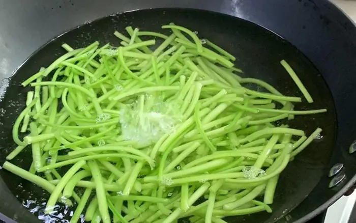 พืชชนิดนี้มีค่าดุจ “โสมของคนยาก” มีอยู่ทั่วไปตามชนบท แต่หลายคนกลับมองข้ามไปอย่างน่าเสีย