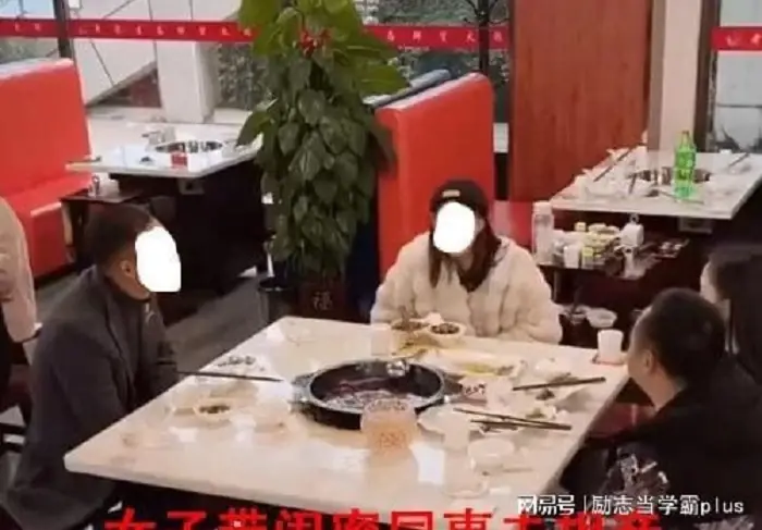 ในเดทแบบไม่รู้จักหน้า ผู้ชายคนนั้นก็กินดื่มจนอิ่มแล้วทิ้งผู้หญิงเพื่อจ่ายเงิน แต่การกร