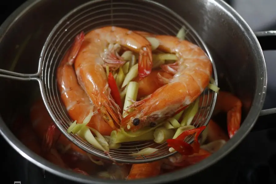 ต้มกุ้งให้อร่อย สีสวย ไม่มีกลิ่นคาว เพียงใส่ “ของสิ่งนี้” ลงไปในหม้อน้ำ!