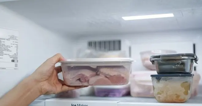 ความผิดพลาดในการเก็บเนื้อในตู้เย็น ที่ทำให้เชื้อแบคทีเรียแพร่กระจาย เสี่ยงทั้งบ้านอาหา