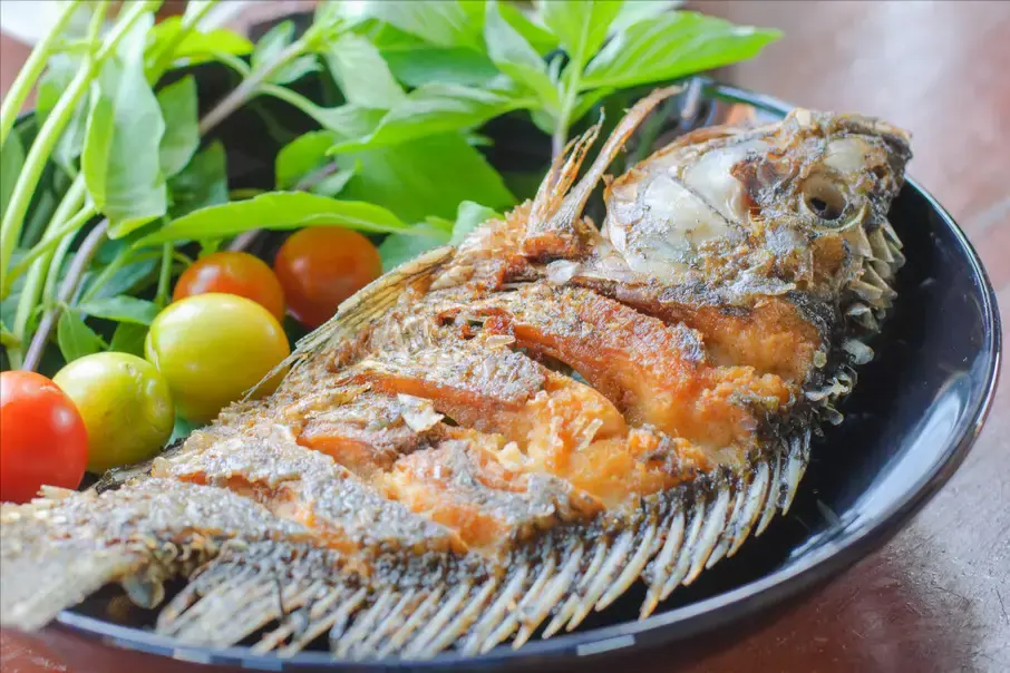 ไม่ต้องเคลือบหรือโรยเกลือ เพราะนี่คือวิธีทอดปลาโดยไม่ให้ติดกระทะ