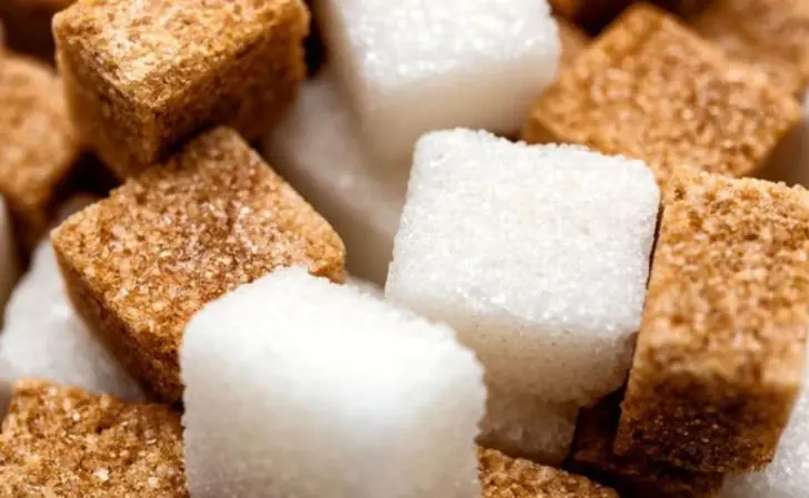 น้ำตาลทรายแดง vs น้ำตาลทรายขาว ต่างกันจริงไหม? กูรูเฉลย เรื่องที่หลายคนเข้าใจผิด!