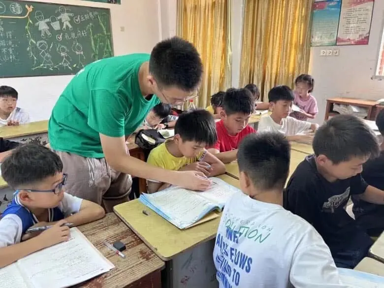 "อายุรวมของพ่อกับลูกสาวคือ 100 ปี พ่ออายุ 50 ปี แล้วลูกสาวอายุเท่าไหร่?" นักเรียนตอบว่า 50 ปี แต่ค