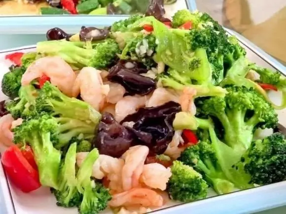 8 อาหารยืดอายุอันดับต้น ๆ — ปลาได้แค่อันดับ 2 แต่ของที่อยู่ในอันดับ 1 กลับอยู่บนโต๊ะอาหารในบ