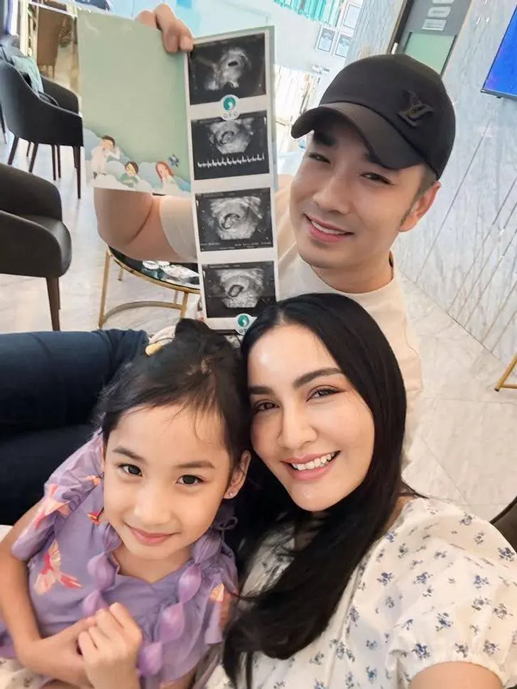 "เจมส์ เรืองศักดิ์" บอกข่าวดี "ครูก้อย" ตั้งท้องลูกคนที่ 2 ขอฉีกกฎดาราเฉลยชื่อและเพศลูกแล้ว