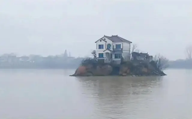วิลล่าดื้อดึง” กลางทะเลสาบ — บ้านที่เจ้าของไม่ยอมย้าย แม้ต้องอยู่แบบไร้ไฟฟ้า 30 ปี ผลลัพธ์ส