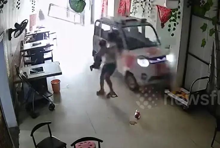 เด็กหญิงอุ้มน้องหนีรอด คว.าม.ตา.ย ในเสี้ยววินาที หลังรถยนต์เสียหลักพุ่งเข้าบ้าน