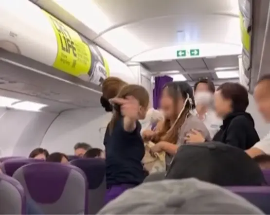 วุ่นทั้งลำ! สาวโวยขอนั่งข้างแฟน ทั้งที่เพิ่งทะเลาะกันที่ส.น.บ. สุดท้ายโด.นไ.ล่ล.งทั้งคู่