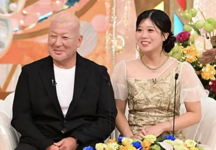 จากลุงเป็นสามี! ชายวัย 53 เผยชีวิตรัก แต่งงานกับลูกสาวเพื่อนสนิท จุดเริ่มต้นจาก "หนังรอบเดี