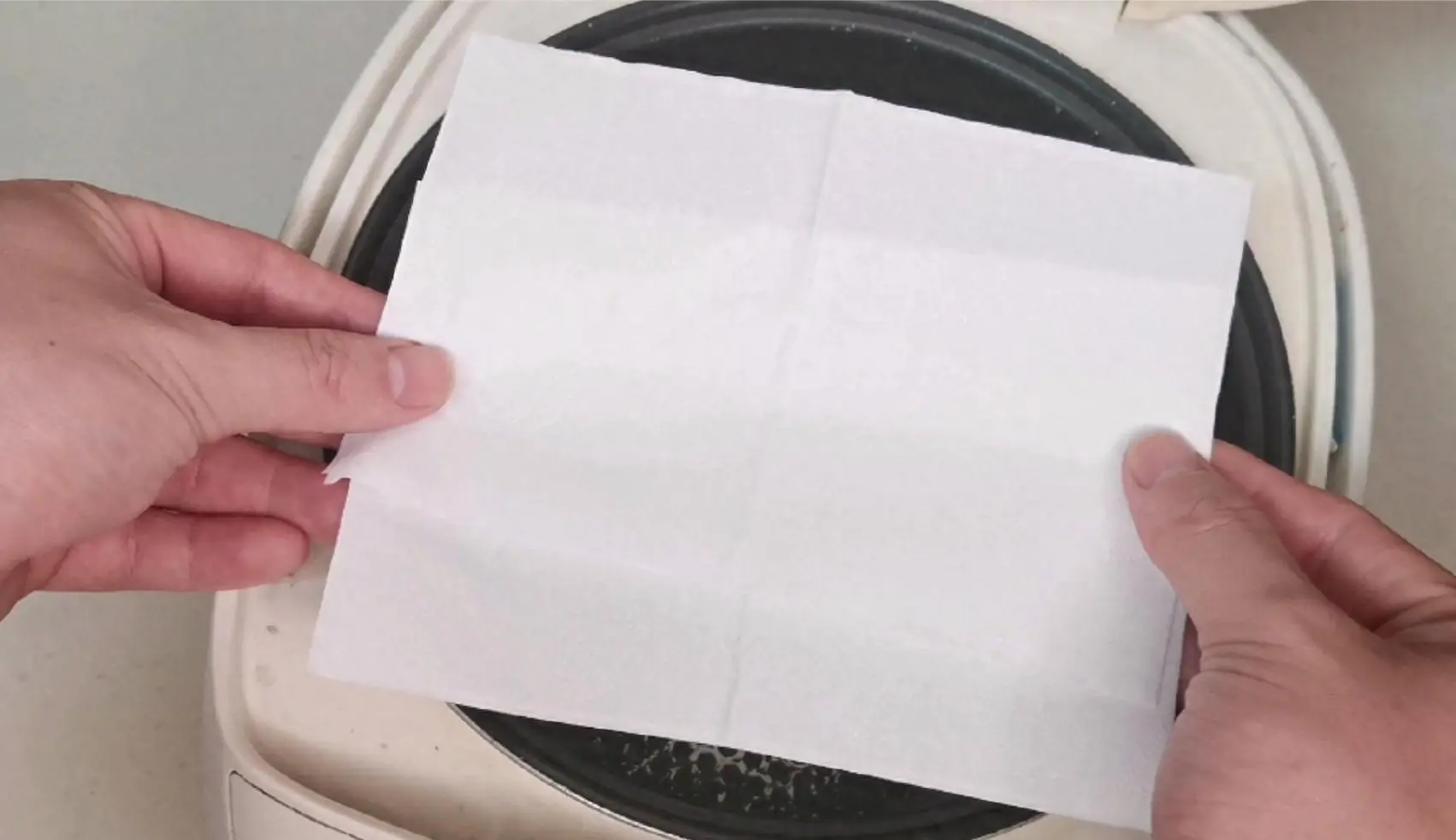 วางกระดาษทิชชู 2 แผ่นลงในหม้อหุงข้าว ฉันรู้สึกเสียดายที่ทำไมใช้ชีวิตมาครึ่งค่อนชีวิตถึง