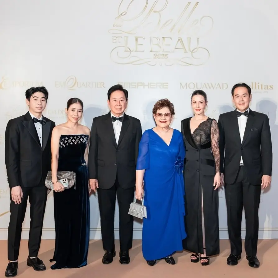 น้องสาวเป๊ก สัณณ์ชัย ลงภาพครอบครัวเฟรมนี้ชัด แต่แคปชั่นชัดเจนยิ่งกว่า