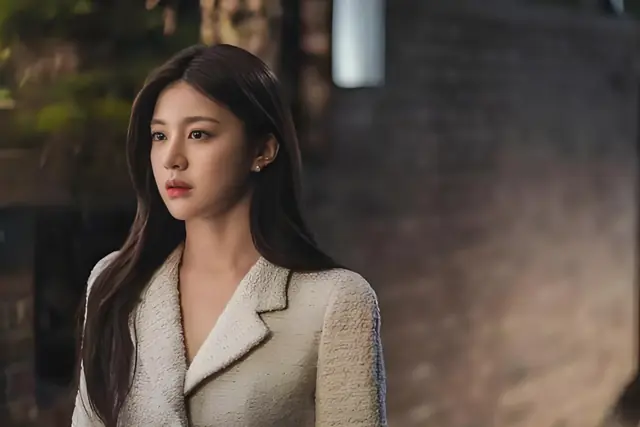 เพิ่งถามแม่ว่าเงินของฉันอยู่ไหน ใบหน้าของแม่ซีดลงทันที มือสั่นจนฉันรู้ว่าต้องมีเรื่องไ