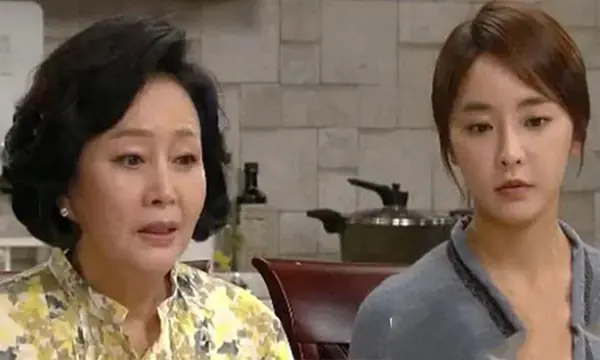 ทุกวันบ่าย 4 โมง แม่สามีผู้เรียบร้อยอ่อนหวาน มักหิ้วถุงขยะออกจากบ้านและหายไปเป็นชั่วโมง—