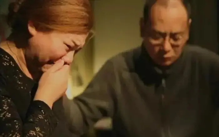 ยืนอยู่หลังบานประตู ได้ยินลูกเลี้ยงทั้งสองของสามีคุยกัน แล้วฉันช็อกจนทรุดลงกับพื้น