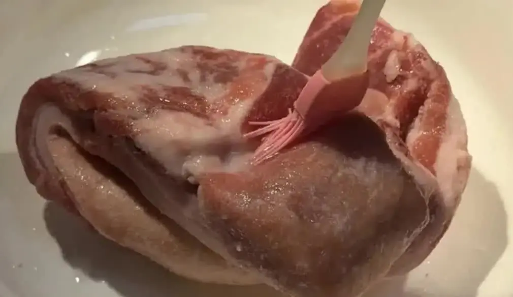 อย่าแช่เนื้อในน้ำตอนละลายน้ำแข็ง: เชฟโรงแรมบอกเคล็ดลับเล็ก ๆ ละลายเนื้อใน 5 นาที ดูเหมือนเ