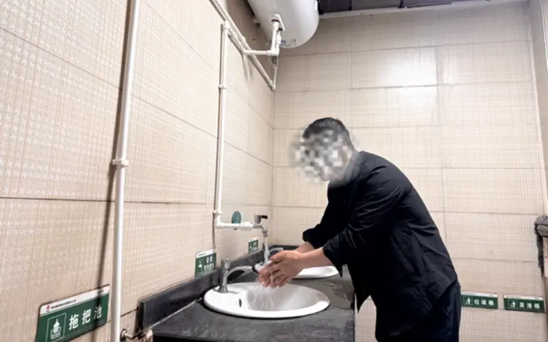 **ถู.กไ.ล่อ.อกจ.ากง.านเพราะเข้าห้องน้ำนาน ชายคนหนึ่งยื่.นฟ้.องเรียกค่.าชด.เชยประมาณ 5,280 บา.ทไ.ทย