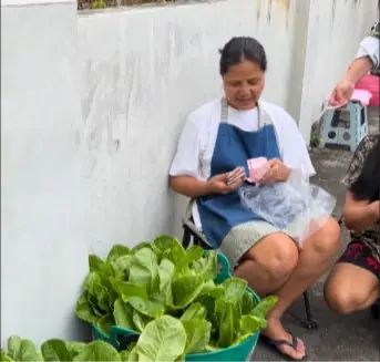 "สุนารี ราชสีมา" ผันตัวเป็นแม่ค้า นั่งขายผักอยู่ข้างถนน ราคาถูกมาก