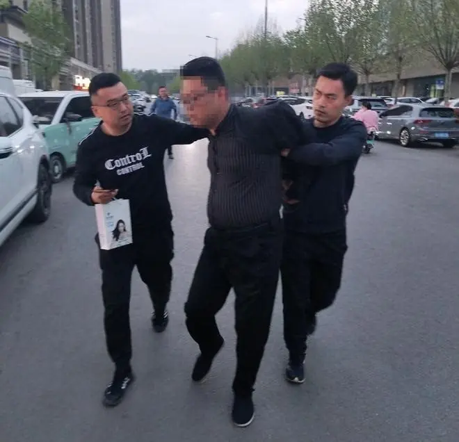 พบชายคนหนึ่งกว้านซื้อทองยกล็อต มูลค่ากว่า 500,000 บาทภายในวันเดียว เจ้าของร้านเอะใจรีบแจ้งตำ