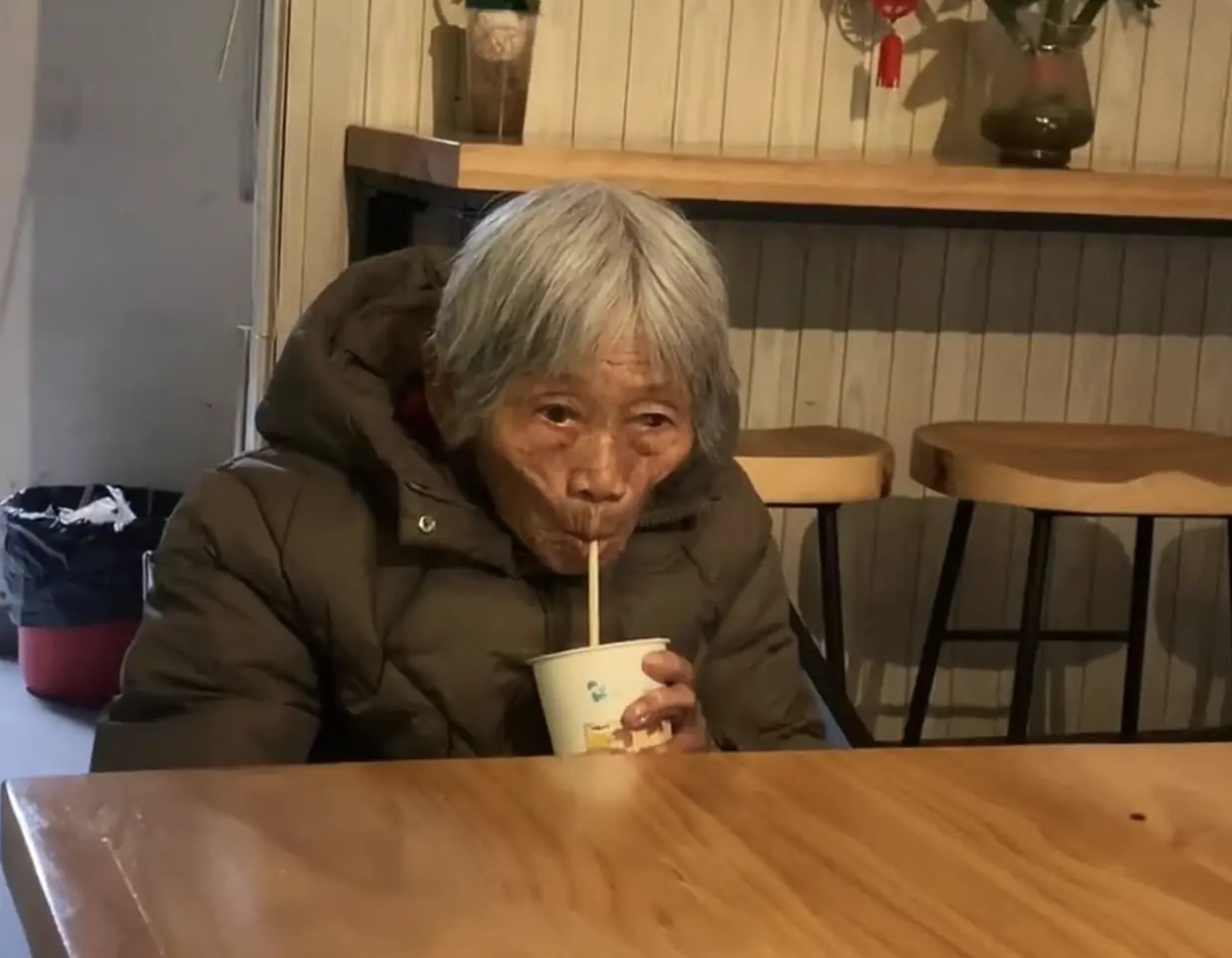 สีหน้าของคุณยายขณะได้จิบชานมเป็นครั้งแรกในชีวิต ทำเอาหลายคนถึงกับน้ำตาซึม “ก็เพราะพวกเ