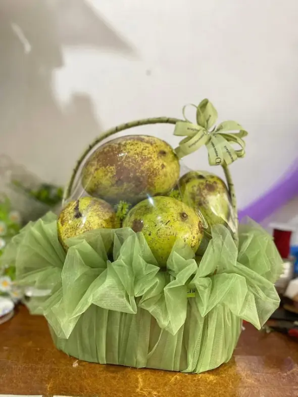 ตะกร้าผลไม้ที่มอบให้คุณครู สร้างความสงสัยไปทั่วโซเชียล: พบตัวเจ้าของและเหตุผลแล้ว