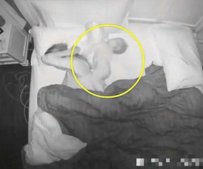 กล้องวงจรปิดบันทึกภาพกลางดึก ขณะคุณแม่กำลังหลับ ลูกน้อยสองคนค่อย ๆ แสดงพฤติกรรมที่ใครได