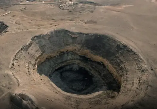 ปรากฏการณ์ประหลาดกลืนกินผืนไร่นา: เกิดอะไรขึ้นใต้ผืนดินกันแน่?