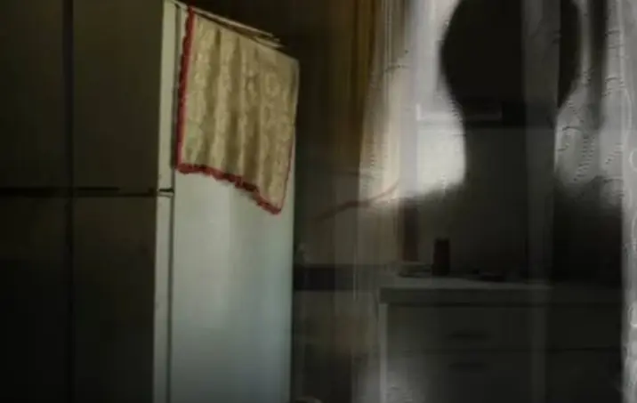 "ยำาอยู่ในช่องฟรีซ" เด็กบอกครู ตร.รีบค้นบ้าน เจอศพยัดตู้เย็น รู้ที่มายิ่งบีบหัวใจ