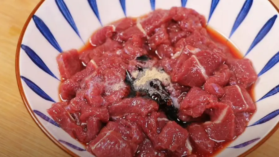 หมักเนื้อวัวด้วยเครื่องดื่มชนิดนี้เพียง 5 นาที ผัดออกมาเนื้อนุ่ม หอม ไม่เหนียว อร่อยยิ่งก