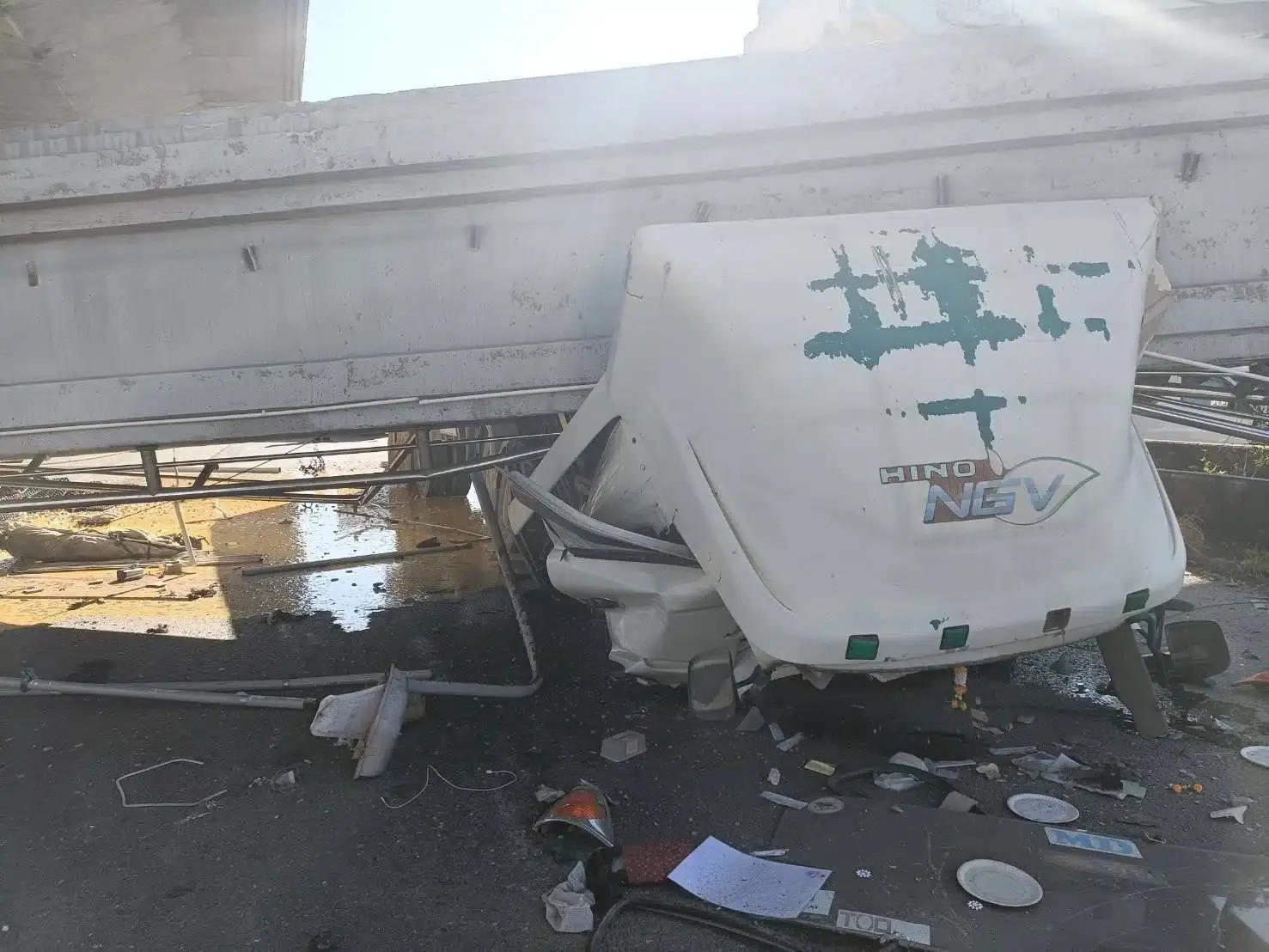 เปิดสาเหตุ สะพานลอยคนข้าม ถล่มทับรถบรรทุก-กระบะพังเละ เสียชีวิตแล้ว 1 ราย... อ่านข่าวต้นฉบับ