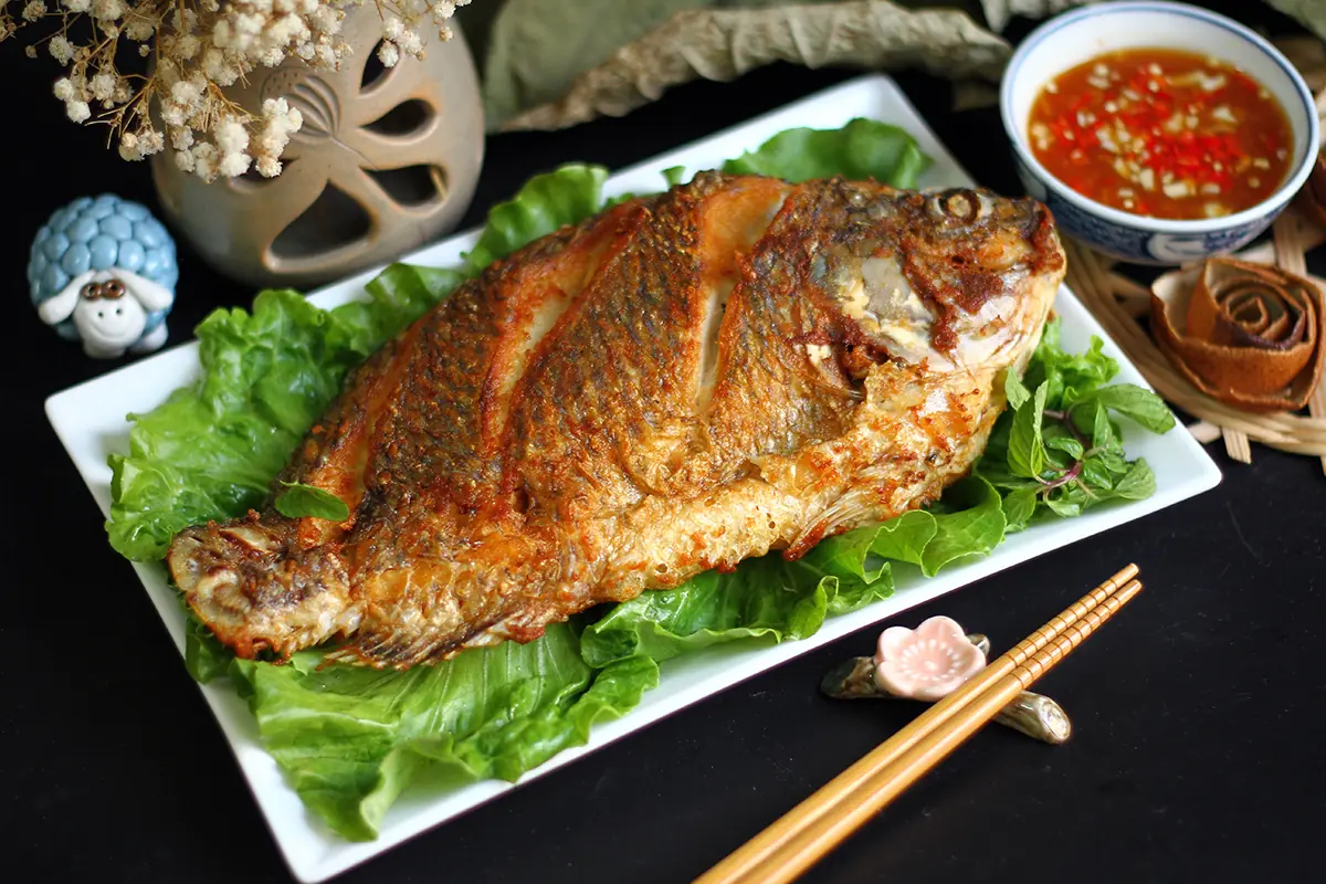 ทอดปลาให้กรอบนอก นุ่มใน หนังไม่หลุด ไม่กระเด็นน้ำมัน ต้องมีเคล็ดลับ