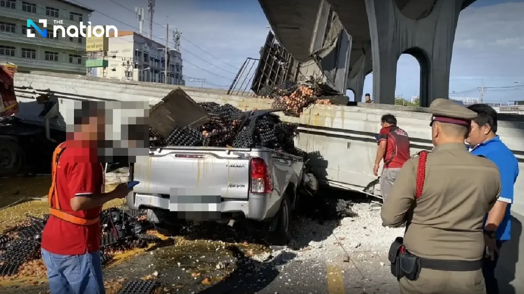 ประเทศไทย: สะพานลอยคนเดินเท้าถล่มกะทันหันอย่างน่าสยดสยอง ทับรถยนต์หลายคัน