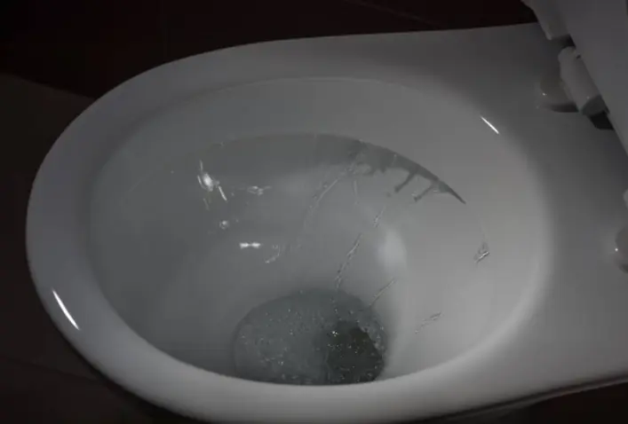 น้ำในโถชักโครกไหลไม่หยุด วิธีแก้เองง่ายๆ ก่อนค่าน้ำพุ่ง