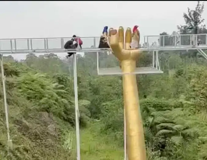 สะพานพื้นกระจกแตก นักท่องเที่ยวร่วงเสียชีวิต 4 ราย