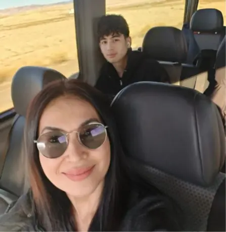 "นาตาชา เปลี่ยนวิถี" พักผ่อนชิลๆ แต่ถูกโฟกัสที่หนุ่มข้างหลัง หน้าคุ้น หล่อมาก