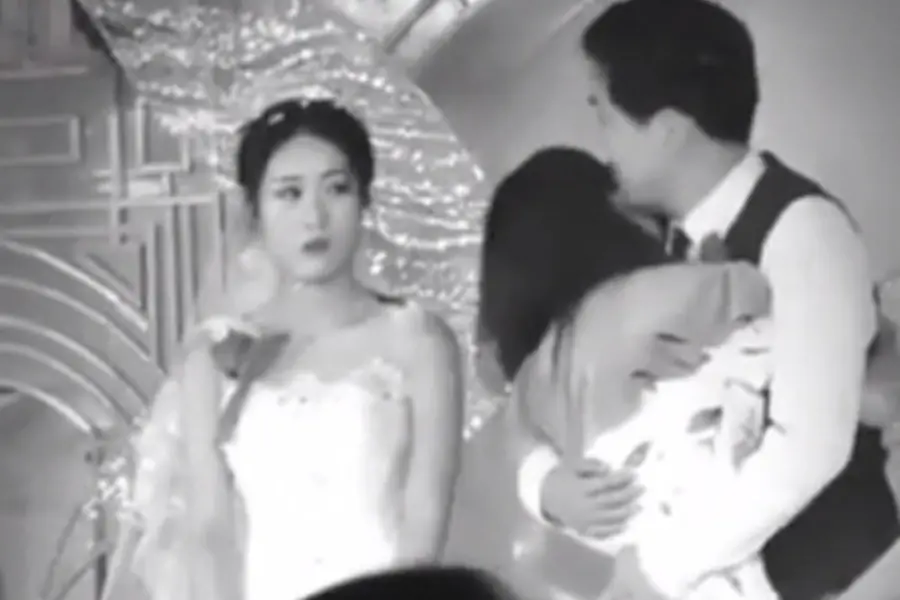 ช็อกทั้งฮอลล์! เจ้าบ่าวเผลอใจจูบแฟนเก่าในงานแต่ง เจ้าสาวนิ่ง แต่ตอนจบไม่มีใครคาดคิด