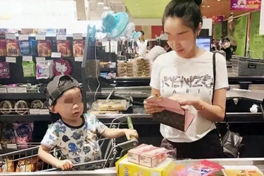 อุทาหรณ์พ่อแม่! เด็กชายเปิดน้ำดื่มในห้างก่อนจ่าย แม่โดนปรับอ่วม แต่ท่าทีทำคนชื่นชม
