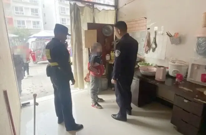 เพราะกลัวถูกทำโทษจากการไม่อยากไปโรงเรียน เด็กชายโทรแจ้งตำรวจกล่าวหาพ่อ ไม่คาดคิดเลยว่า